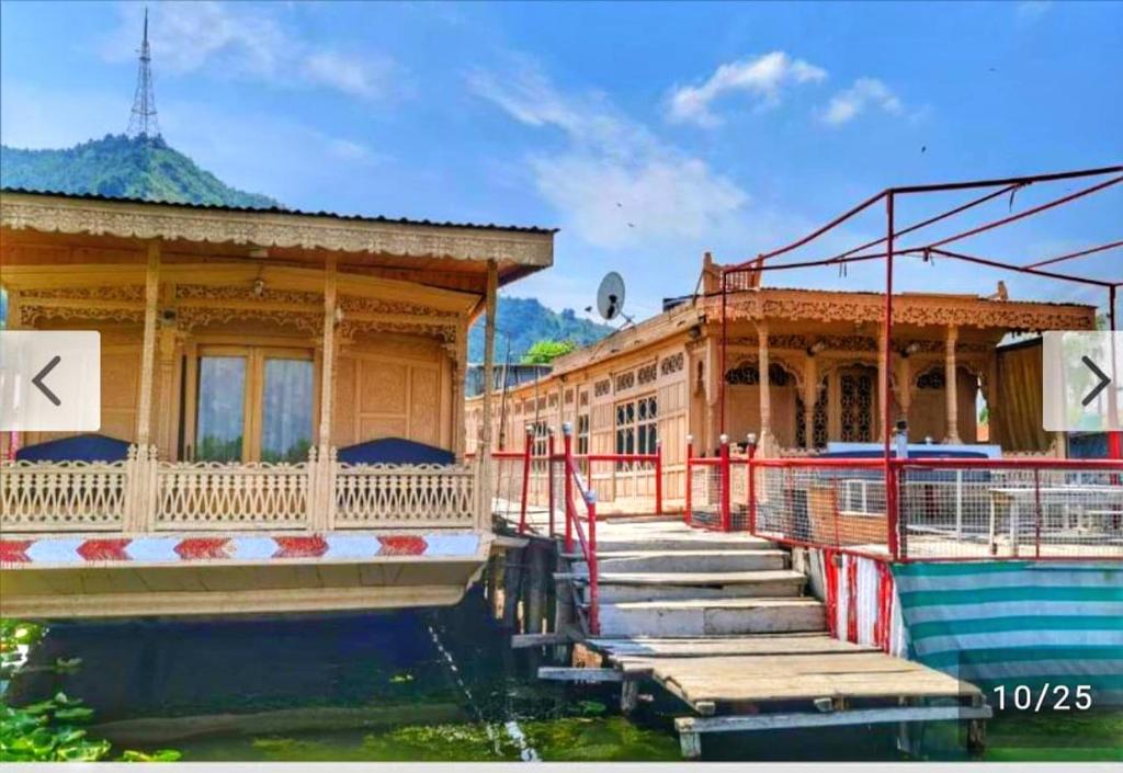 un edificio con un molo accanto a un corpo idrico di Lala Rukh Group Of Houseboats a Srinagar