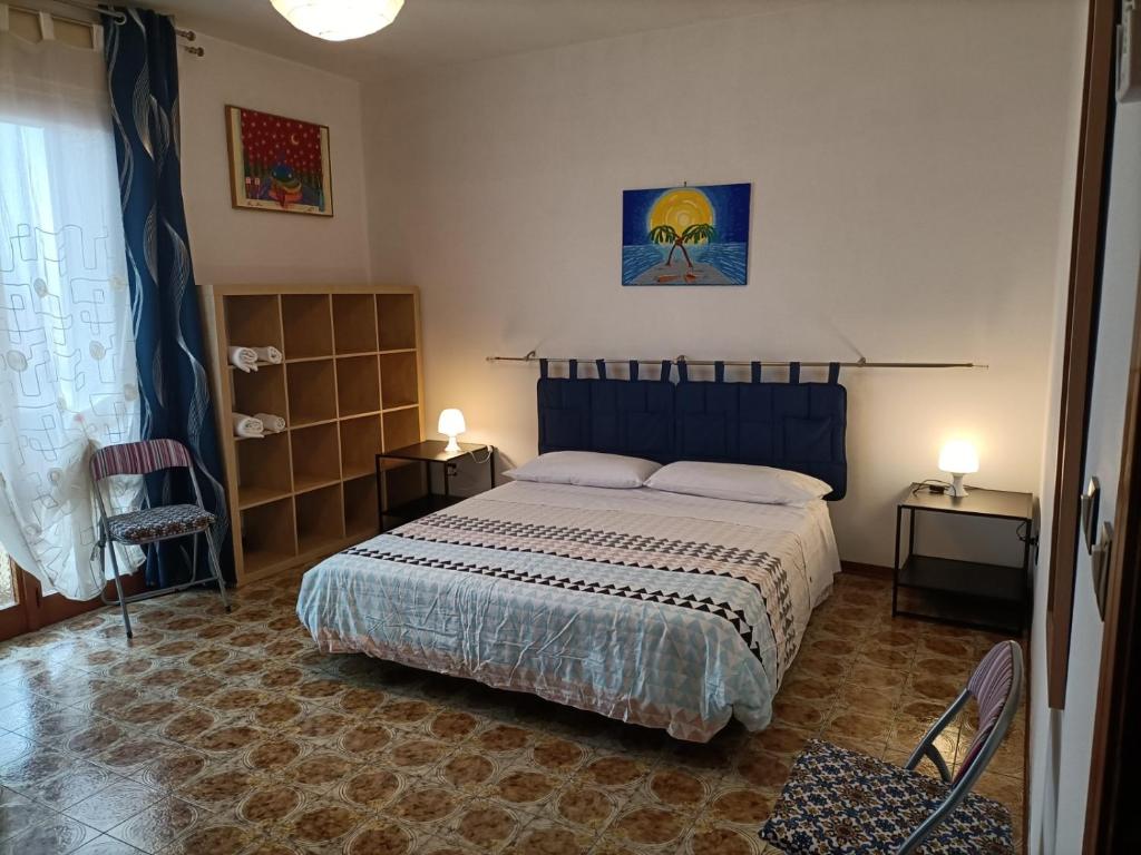 ロゾリーナにあるB&B ROSOLINAのベッドルーム1室(ベッド1台、テーブル2台、ランプ2つ付)