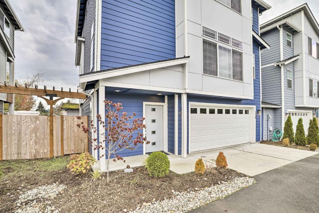 uma casa azul e branca com garagem em Modern Monroe Home - Private Yard and Mtn Views em Monroe