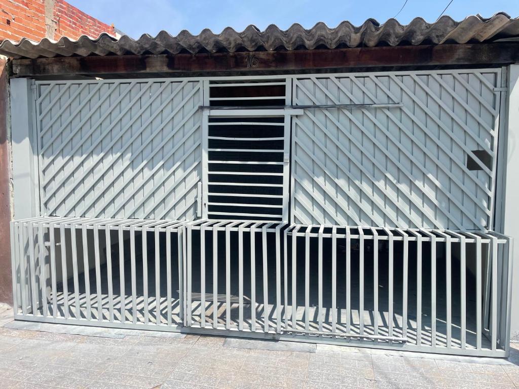 a metal gate on the side of a building at Pousada Maranata in Bragança Paulista