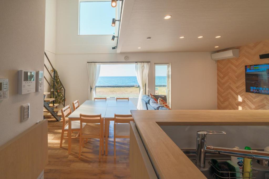 TV a/nebo společenská místnost v ubytování Ryu shi ma Ocean View Villa