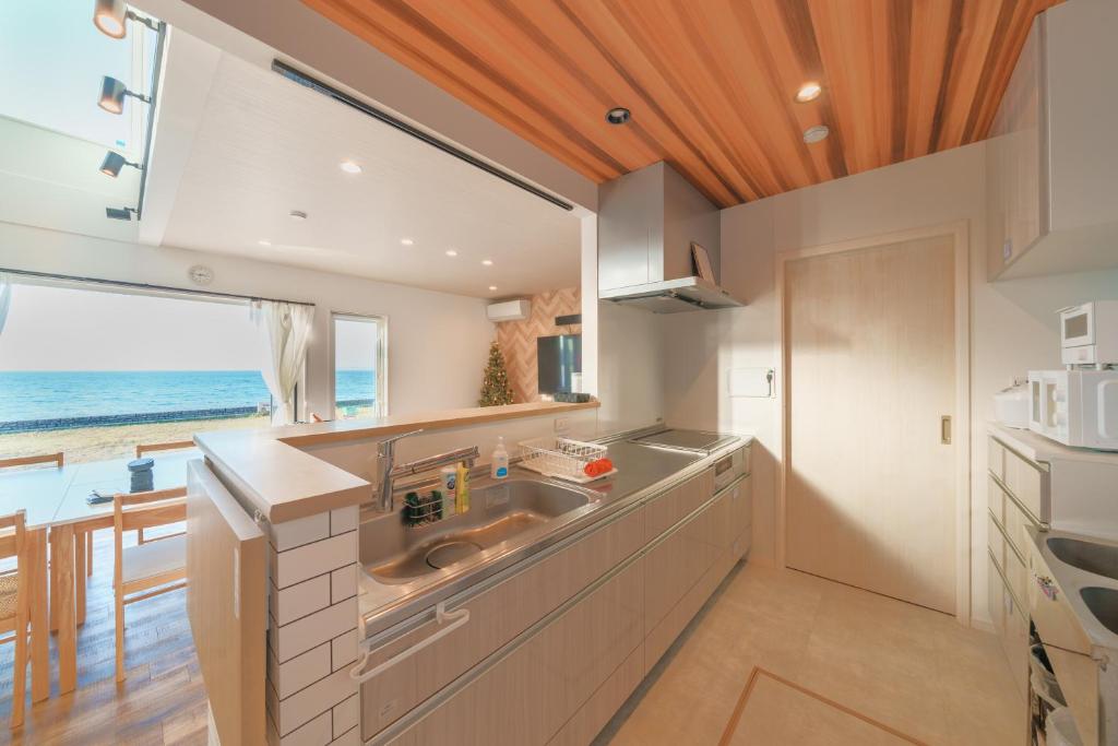 Kuchyň nebo kuchyňský kout v ubytování Ryu shi ma Ocean View Villa