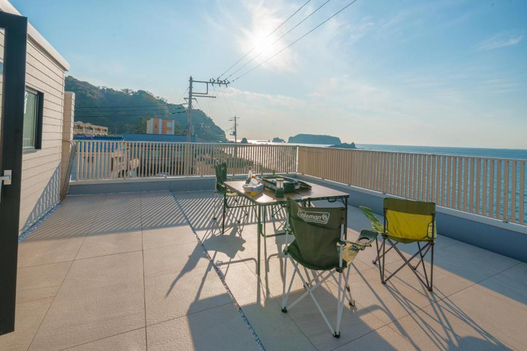 Balkón nebo terasa v ubytování Ryu shi ma Ocean View Villa