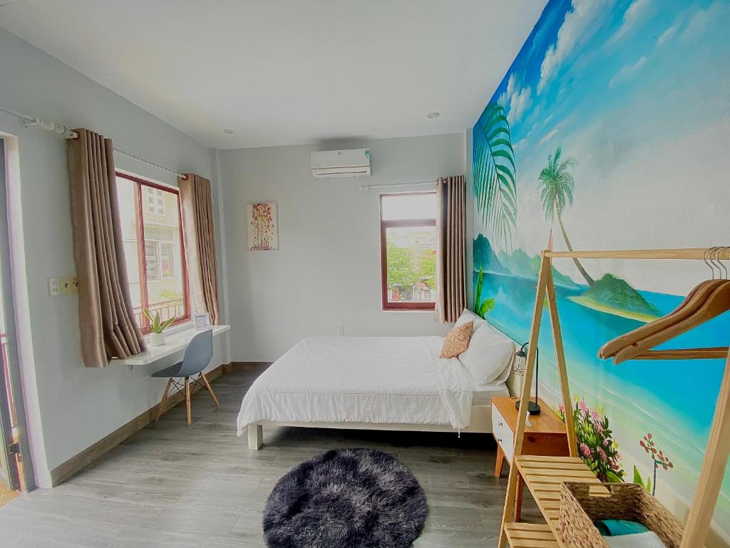een slaapkamer met een bed en een schilderij aan de muur bij Tùng Homestay in Hue