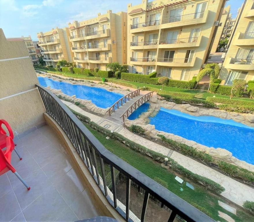 z balkonu budynku z dwoma basenami w obiekcie The view 43 - C4 w Szarm el-Szejk