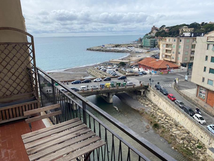 d'un balcon offrant une vue sur l'océan. dans l'établissement Appartamento a due passi dal mare, à Gênes