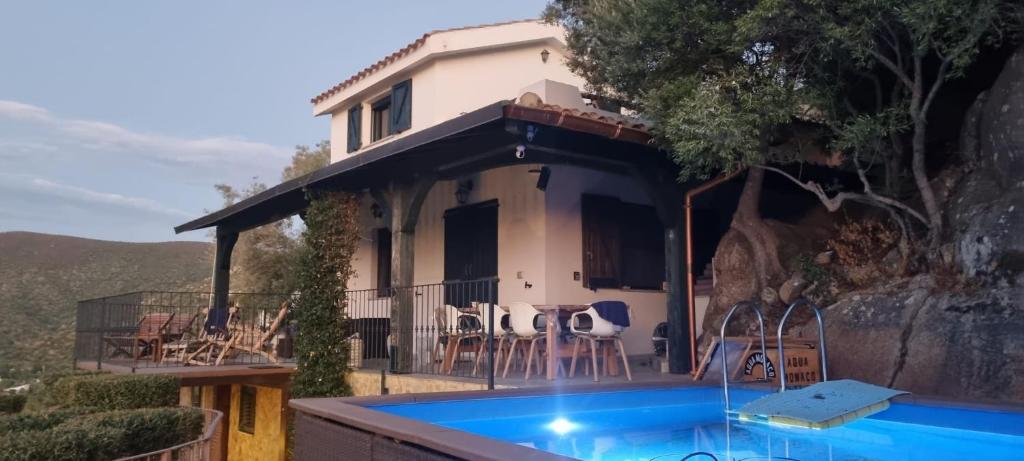 een villa met een zwembad voor een huis bij Villetta with heated pool and panoramic view in Torre delle Stelle