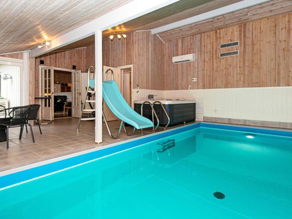una piscina con scivolo in una casa di 8 person holiday home in Oksb l a Oksbøl