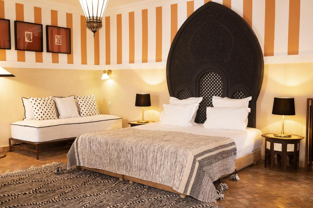 1 dormitorio con 1 cama grande y 1 sofá en Riad RK Suites & Spa, en Marrakech