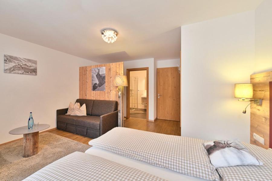 Postel nebo postele na pokoji v ubytování Haus Flexen rooms & apartments
