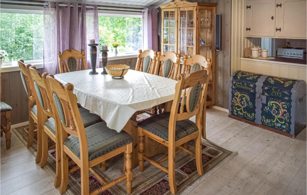 Posezení v ubytování 4 Bedroom Nice Home In Vikersund