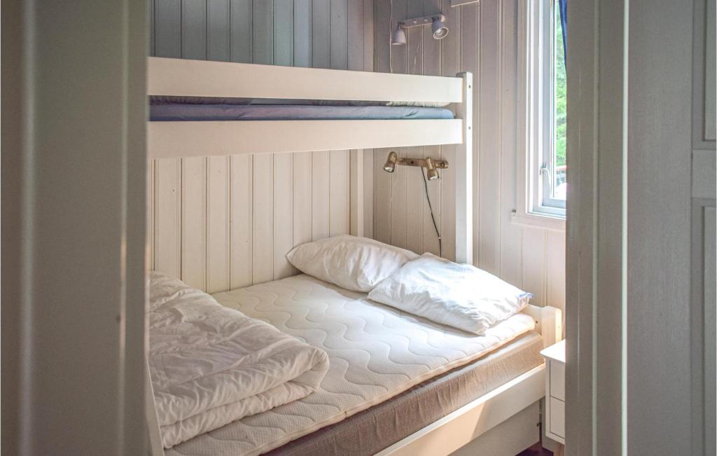Postel nebo postele na pokoji v ubytování 4 Bedroom Nice Home In Vikersund
