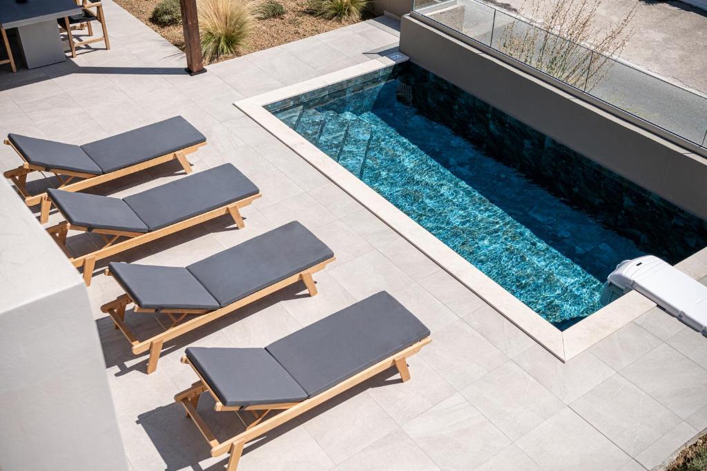 The swimming pool at or close to ZeusCave
