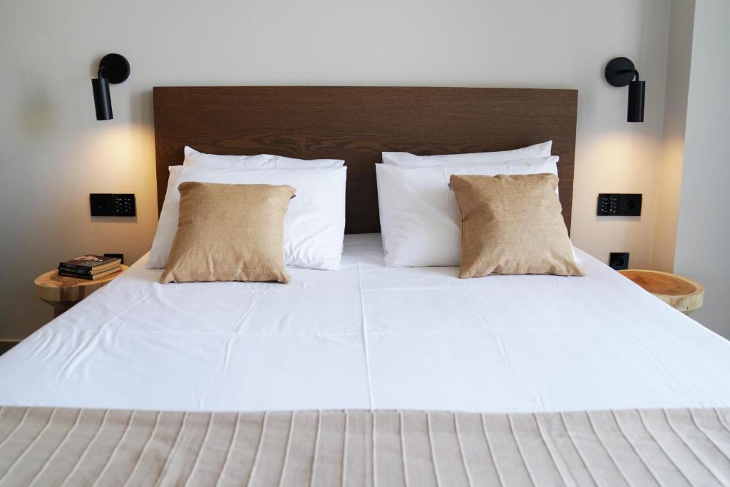 A bed or beds in a room at ZeusCave