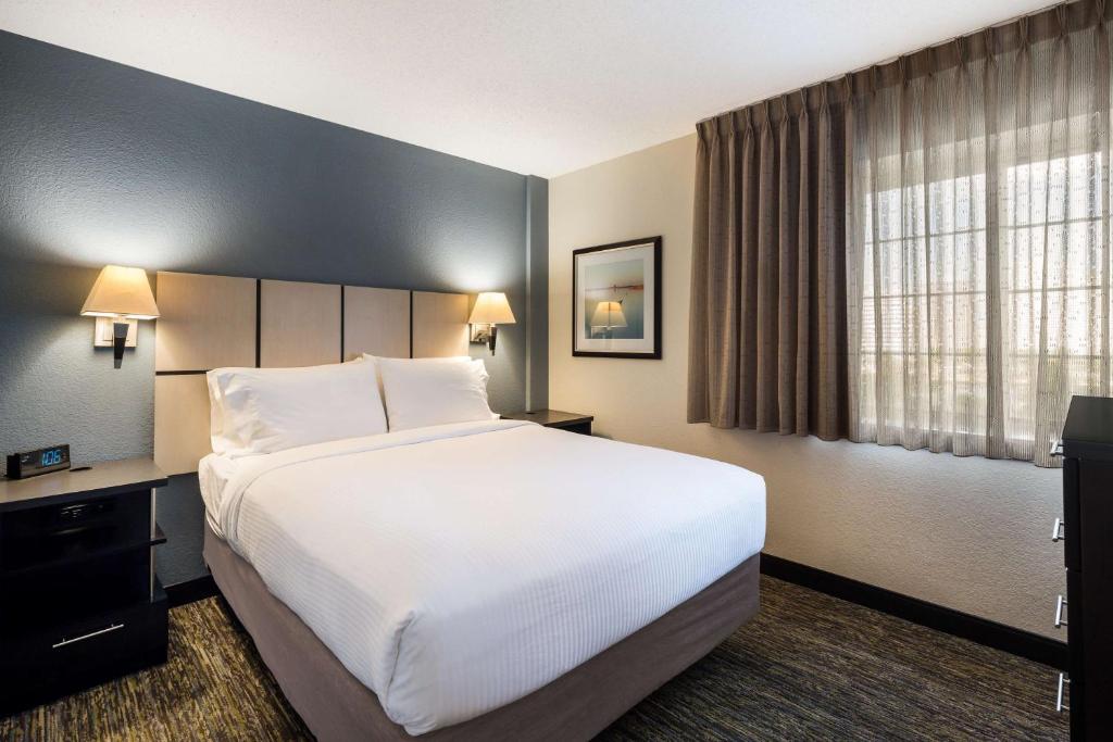 Sonesta Simply Suites Chicago Waukegan photo