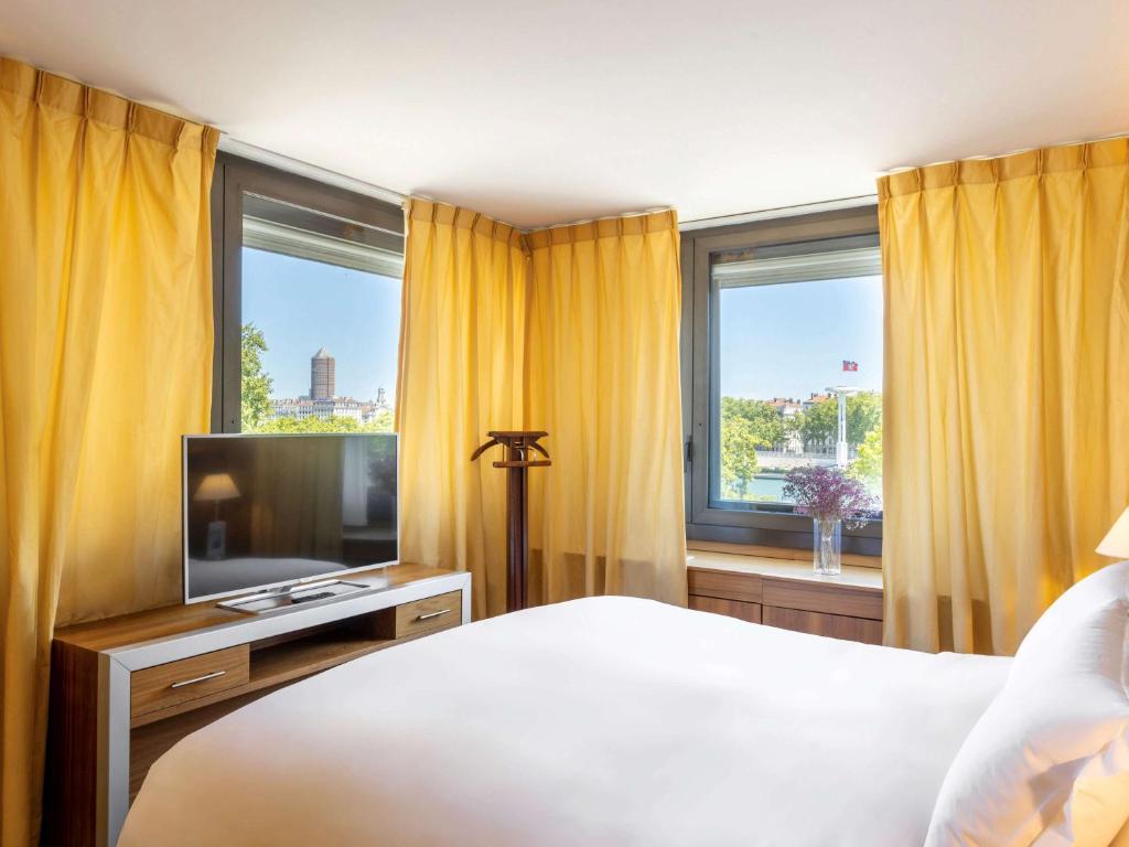 Postel nebo postele na pokoji v ubytování Sofitel Lyon Bellecour