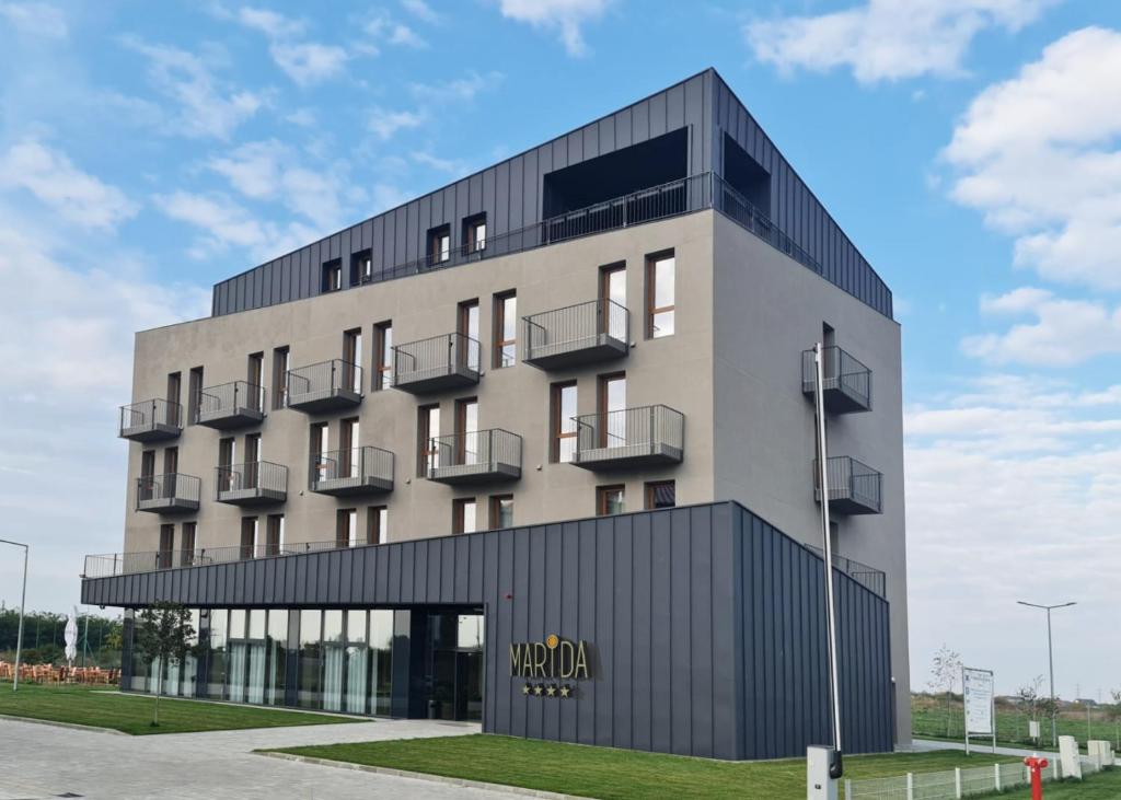 a building with a black and white at Marida Hotel in Satu Mare