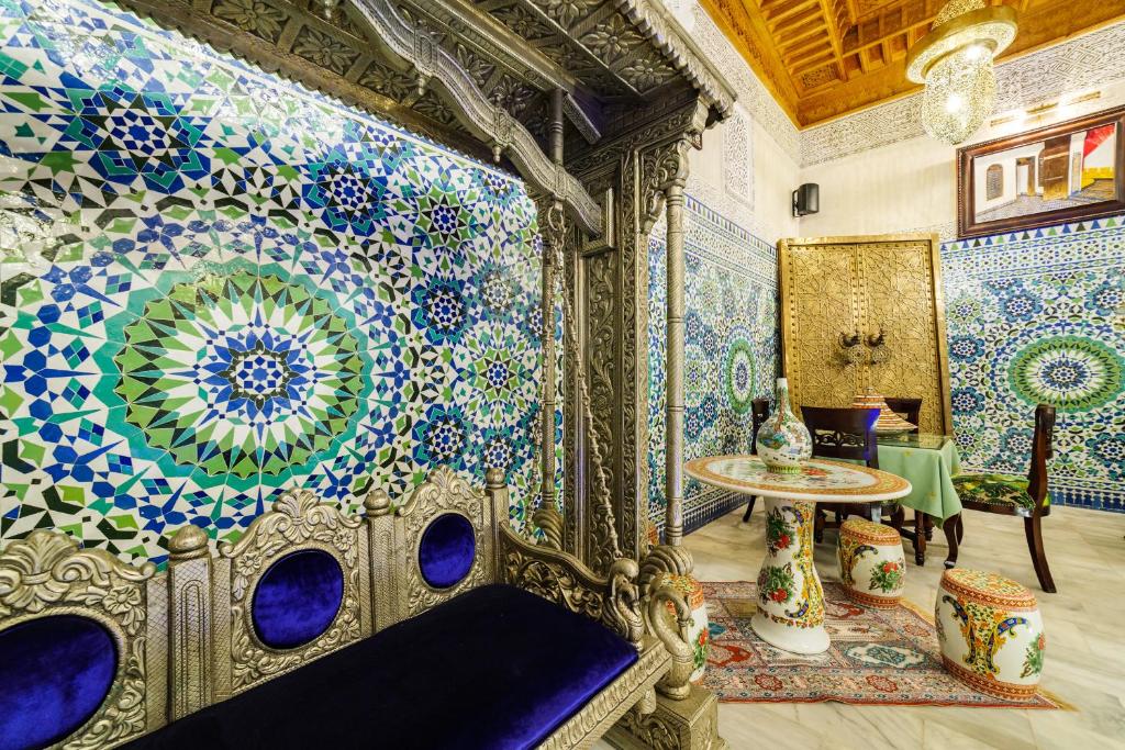 Uma área de estar em Riad Rcif Alif Suite & SPA