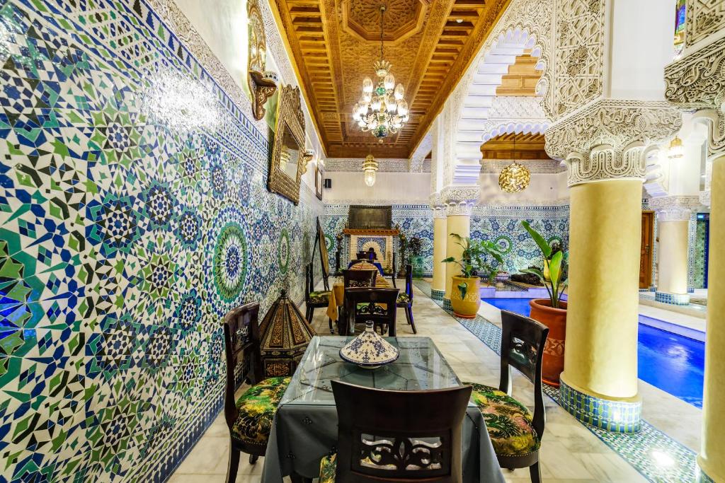 Uma área de estar em Riad Rcif Alif Suite & SPA