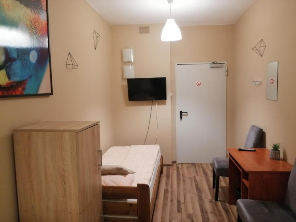 Hostel Gliwice Centrum PARKING - Habitación Triple Con Baño Compartido