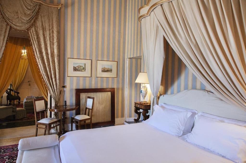 Postel nebo postele na pokoji v ubytování Palazzo Cherubini-Pools & Wellness