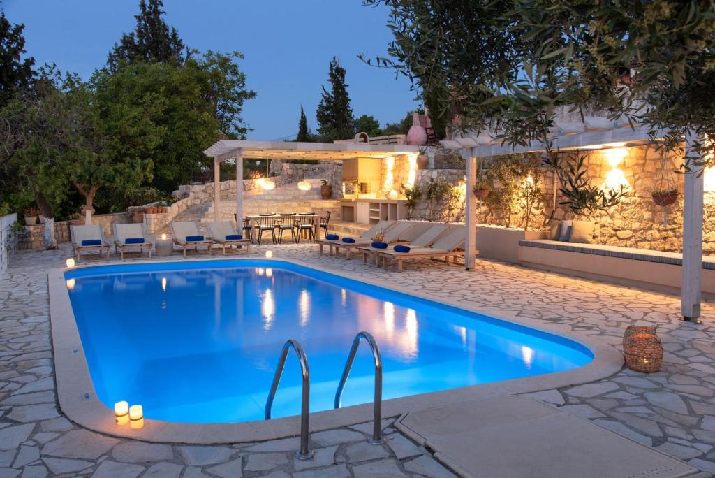 Bazén v ubytování Villa Chrysallis with heated pool nebo v jeho okolí