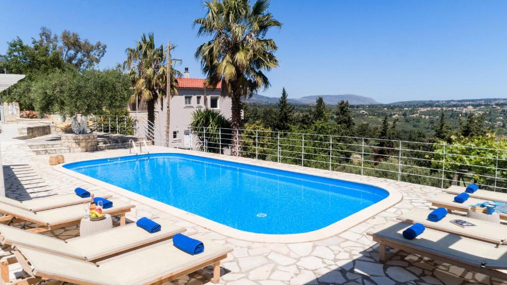 Bazén v ubytování Villa Chrysallis with heated pool nebo v jeho okolí