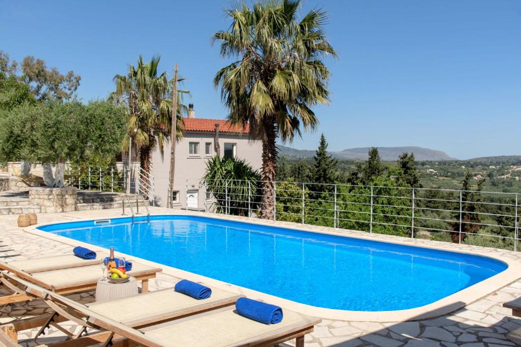 Bazén v ubytování Villa Chrysallis with heated pool nebo v jeho okolí