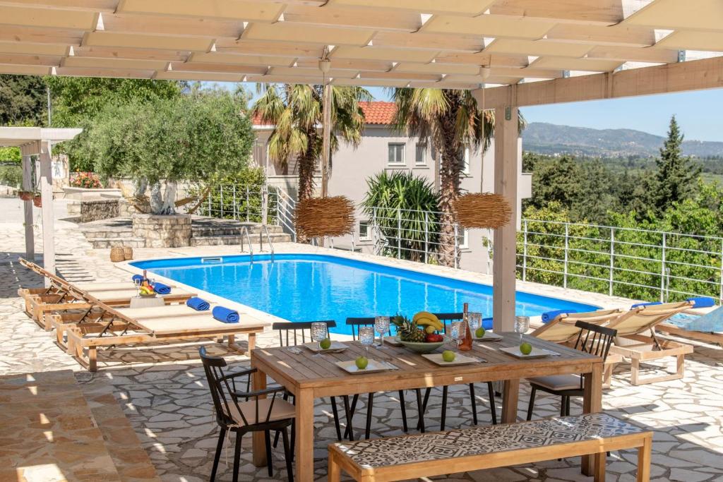 Bazén v ubytování Villa Chrysallis with heated pool nebo v jeho okolí