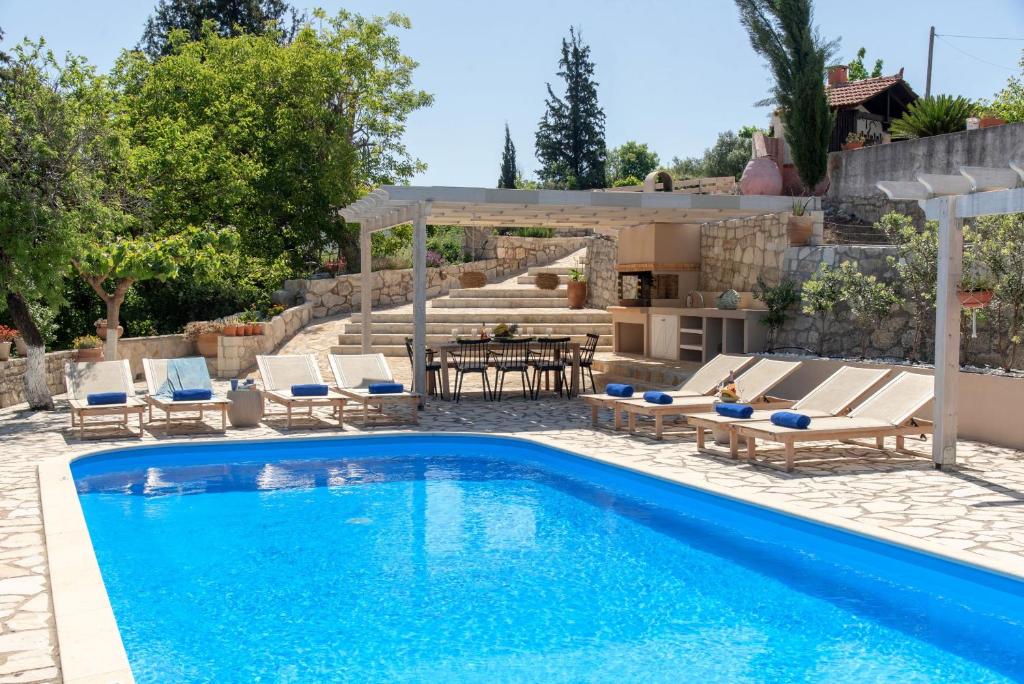 Bazén v ubytování Villa Chrysallis with heated pool nebo v jeho okolí