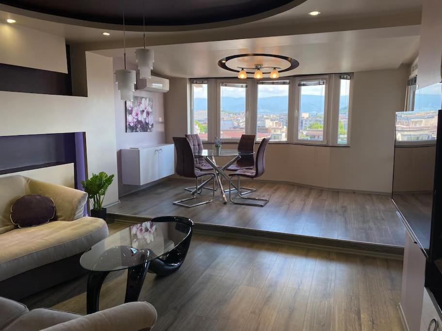 Modern 1BR Apartment with Hill View & Free Street parking