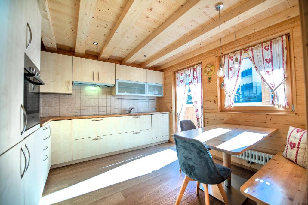 A kitchen or kitchenette at Apartments Bea