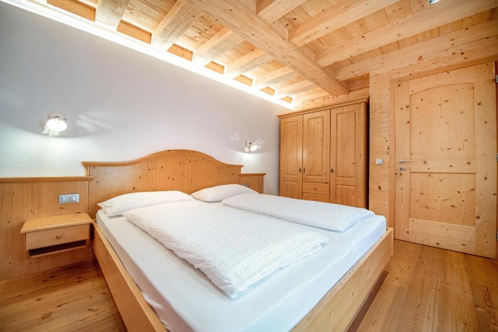 A bed or beds in a room at Apartments Bea