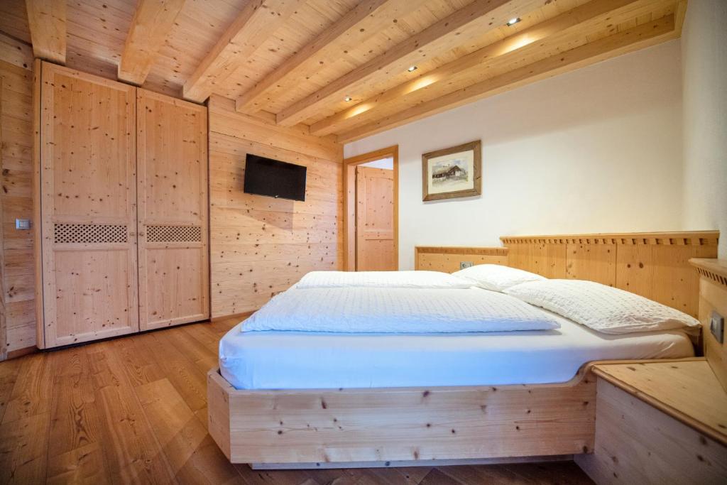 A bed or beds in a room at Apartments Bea