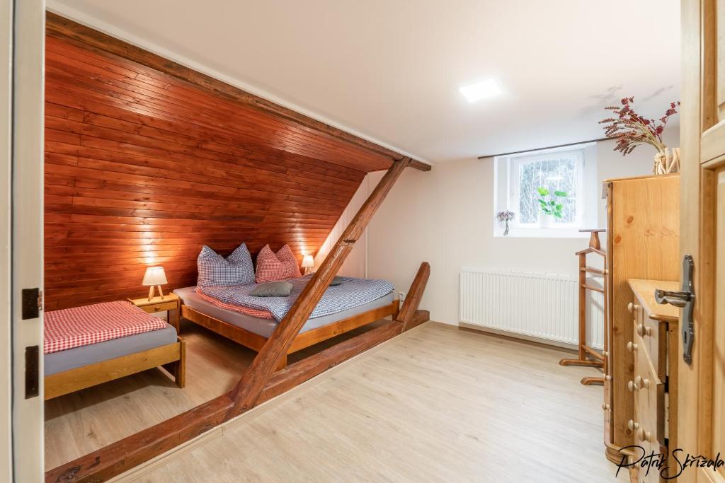 Postel nebo postele na pokoji v ubytování Roubenka Výletní