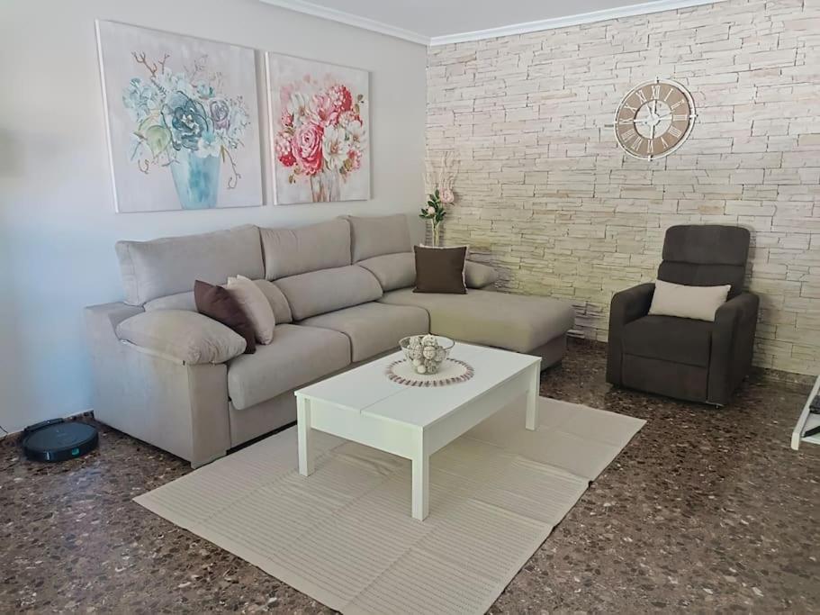 A seating area at Acogedora y confortable casa familiar en L'Olleria