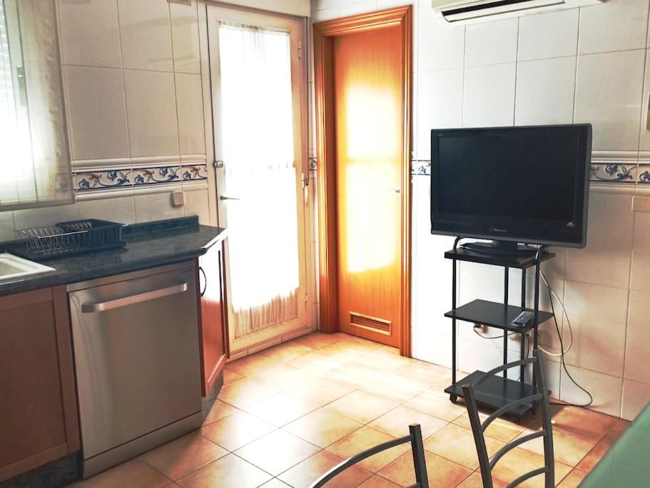 A kitchen or kitchenette at Acogedora y confortable casa familiar en L'Olleria