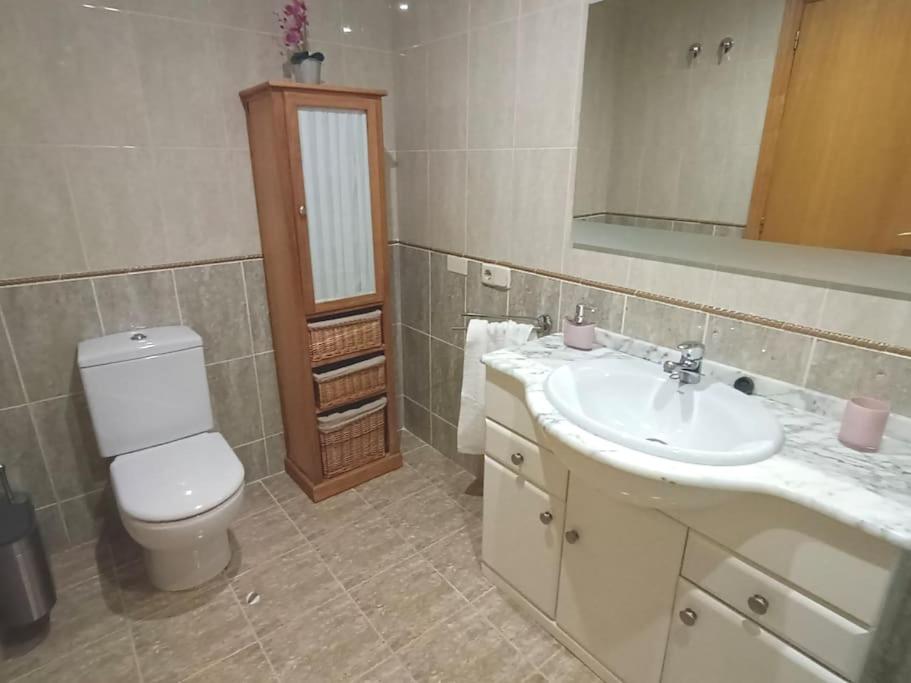 A bathroom at Acogedora y confortable casa familiar en L'Olleria