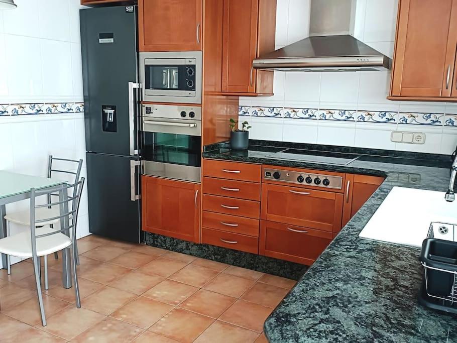 A kitchen or kitchenette at Acogedora y confortable casa familiar en L'Olleria