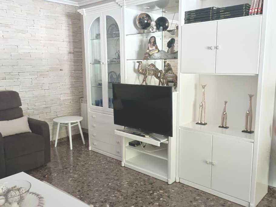 A television and/or entertainment centre at Acogedora y confortable casa familiar en L'Olleria
