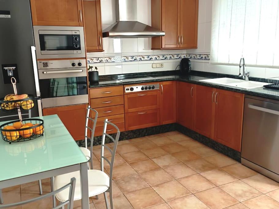 A kitchen or kitchenette at Acogedora y confortable casa familiar en L'Olleria
