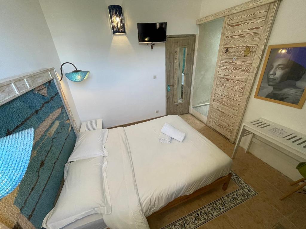 Postel nebo postele na pokoji v ubytování Mama Souiri Hotel
