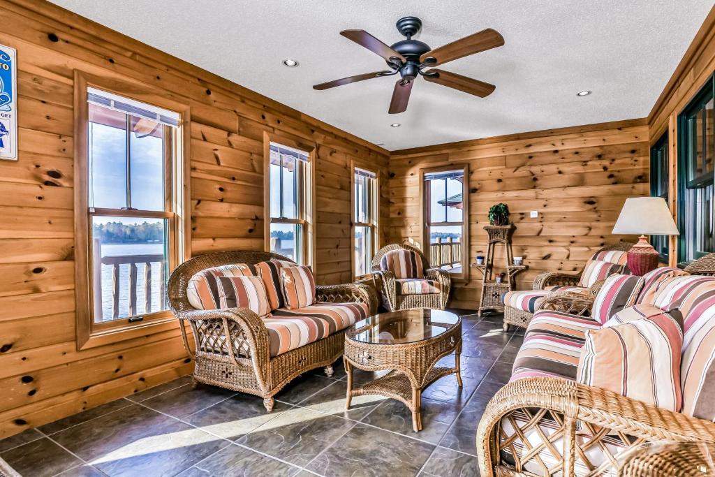 Apartment Chippewa Retreat Lily Pad Upper, Manitowish Waters, USA