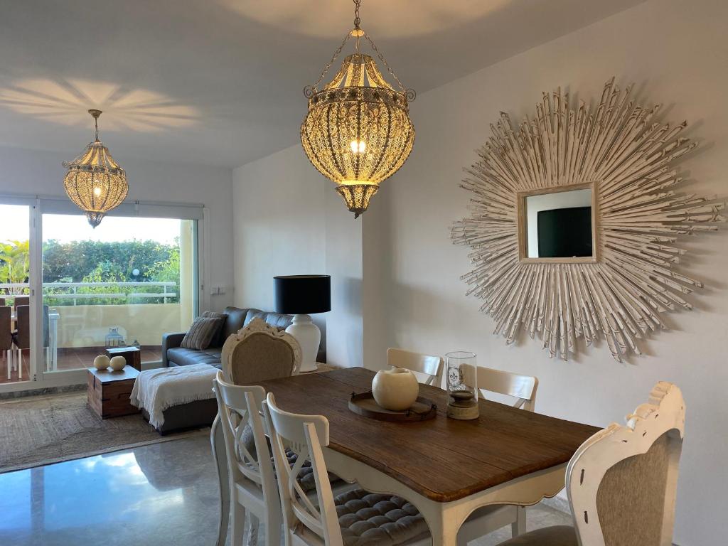 TV a/nebo společenská místnost v ubytování Apartamentos Costa Quebrada
