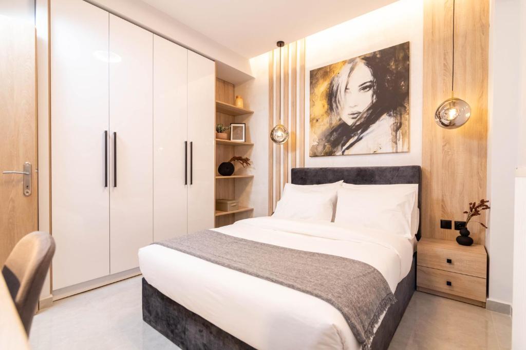 sypialnia z łóżkiem i obrazem na ścianie w obiekcie F & B Collection - City Central 2 Bedroom Suite w Salonikach