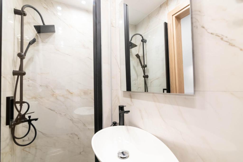 Łazienka w obiekcie F & B Collection - City Central 2 Bedroom Suite