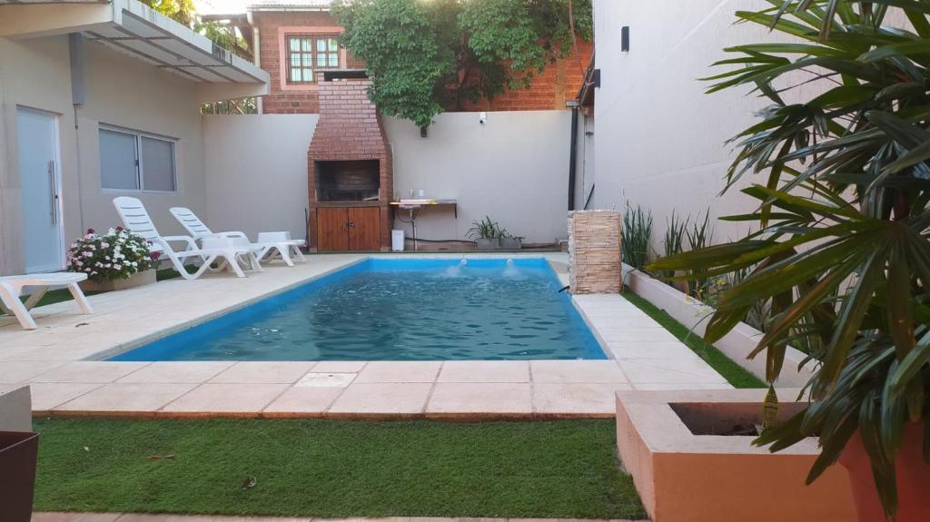 - une piscine dans l'arrière-cour d'une maison dans l'établissement Apartamento Duplex Iguazu Falls, à Puerto Iguazú