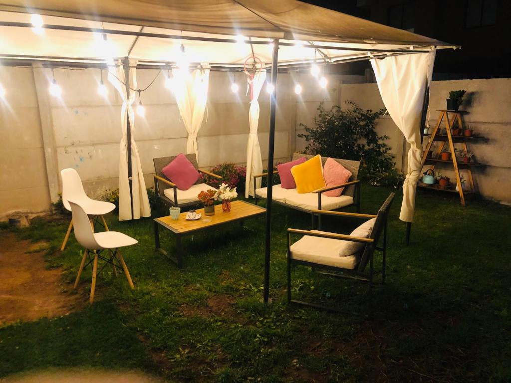 een groep stoelen en een bed onder een tent bij Casas Lindas y acogedoras "PAQARI" in Vallenar