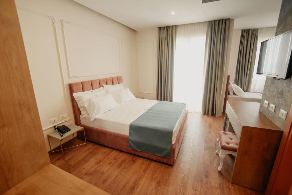 Postel nebo postele na pokoji v ubytování Martiness Hotel Durres