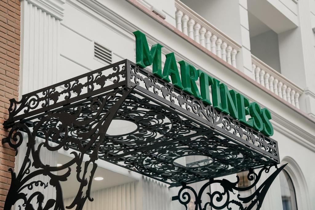 Martiness Hotel Durres في دوريس: علامة على علامة ميتزفه على المبنى